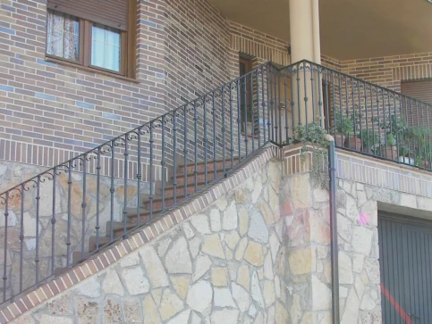 Balcones y barandillas de hierro de forja de exterior e interior