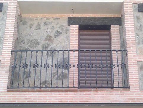 Balcones y barandillas de hierro de forja de exterior e interior
