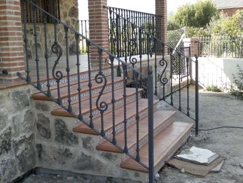 Balcones y barandillas de hierro de forja de exterior e interior