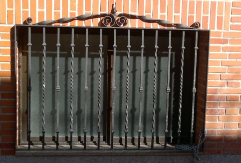 Rejas de hierro y forja para ventanas, puertas, balcones, terrazas, verjas...