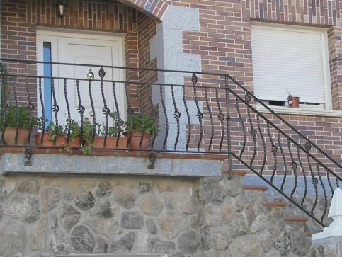 Balcones y barandillas de hierro de forja de exterior e interior