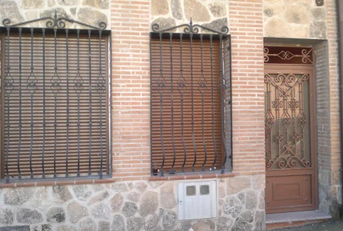 Rejas de hierro y forja para ventanas, puertas, balcones, terrazas, verjas...